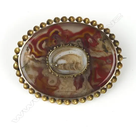 A 19thC 9ct. yellow gold and agate mourning brooch