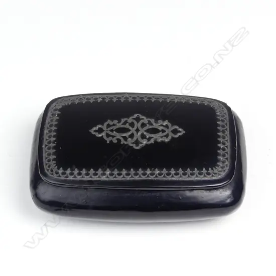 A Georgian papier maché snuff box