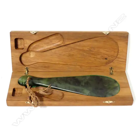 A contemporary mere pounamu