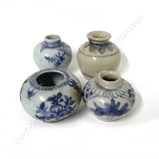 Four small Chinese blue and white jarlets