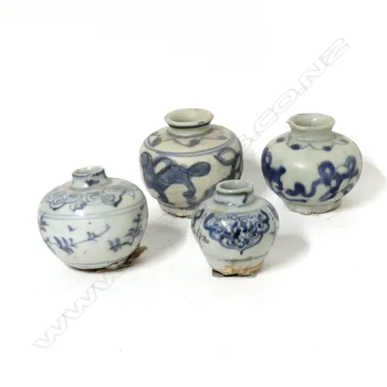 Four small Chinese blue and white jarlets
