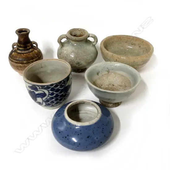 Six pieces of small Oriental porcelain