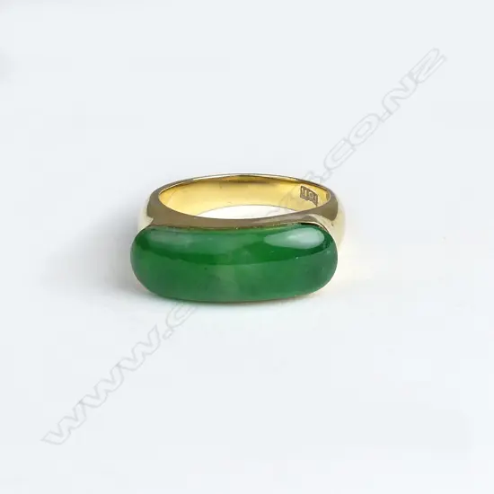 An 18ct gold and jade ring