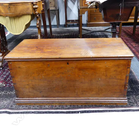 A colonial New Zealand kauri hinged lid box