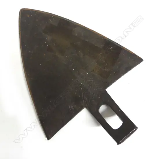 A triform flensing spade knife