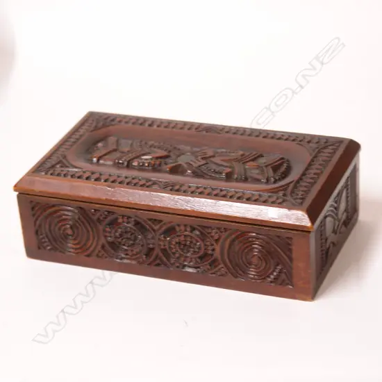 An early/mid-20thC Maori carved hinged lidded box