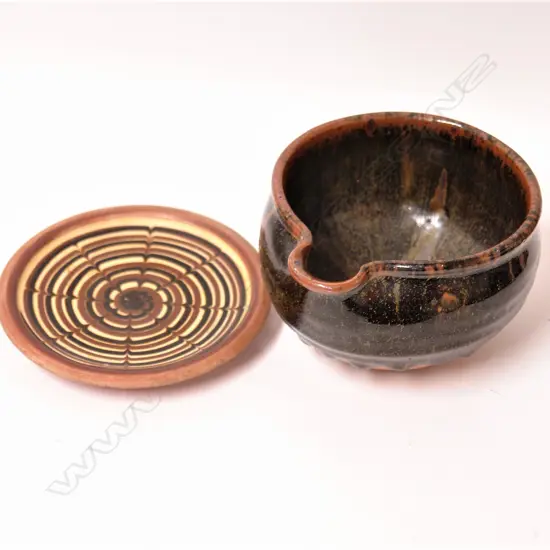 A Len Castle bowl and a Winchcombe Pottery dish