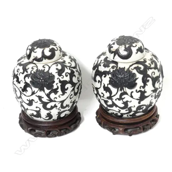 A pair of Chinese ginger jars