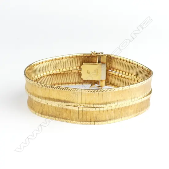 An 18ct gold bracelet
