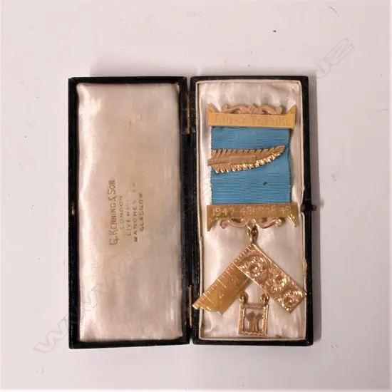 A 9ct. gilded rose gold Masonic jewel