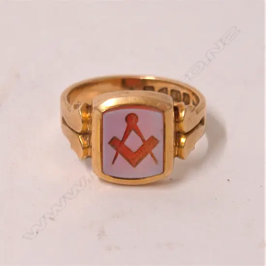 A heavy 18ct. yellow gold Masonic signet ring