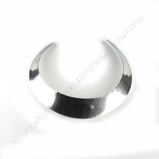 A vintage modernist hand-beaten silver necklet