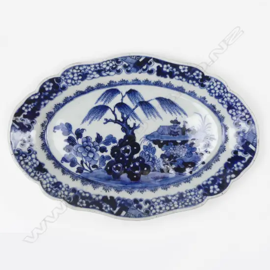 A Chinese export porcelain blue and white dish