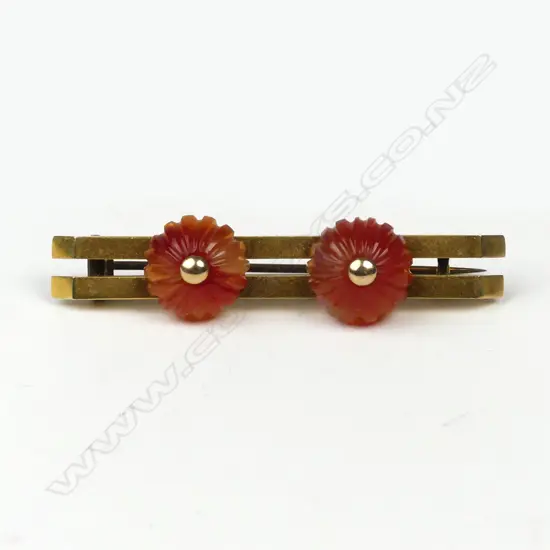 A N.Z. colonial 'Levy & Son' 9ct. gilded yellow gold and agate double bar brooch