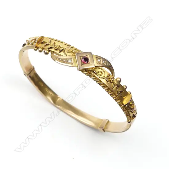 An Edwardian gilded 9ct. yellow gold hinged bangle
