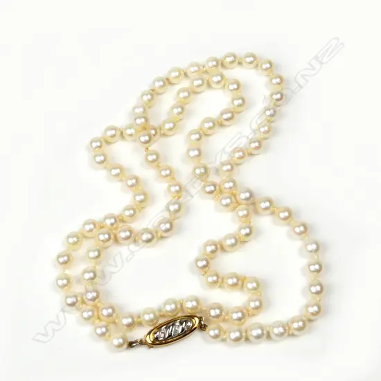 A cultured pearl necklace