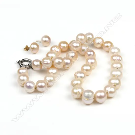 A pearl necklace and earring set