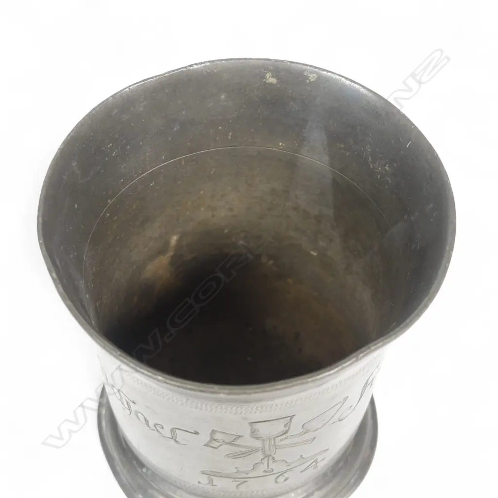 An 18thC European pewter tumbler, Image 1++
