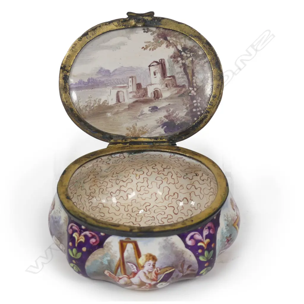 A 19thC French enamelled trinket pill box, Image 1++
