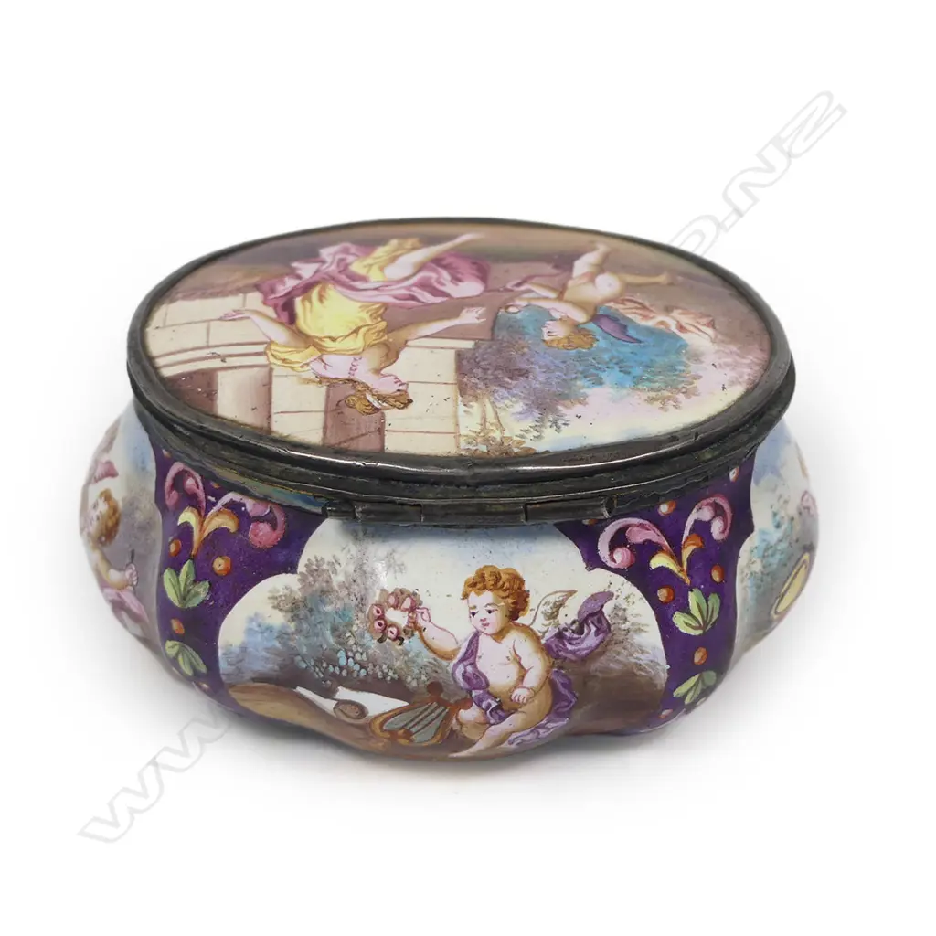 A 19thC French enamelled trinket pill box, Image 1++