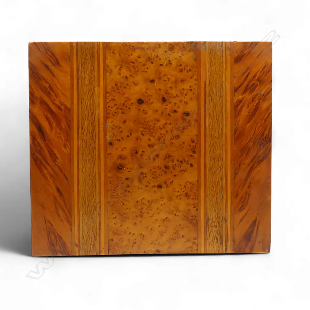 An early 20thC New Zealand woods box, Image 1++