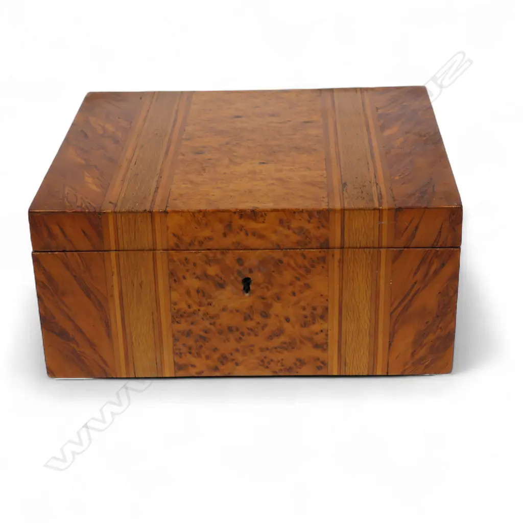 An early 20thC New Zealand woods box, Image 1++