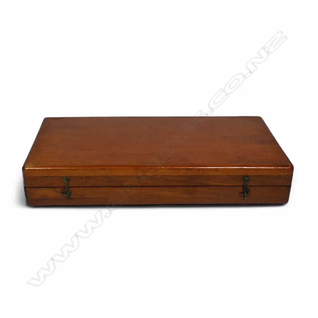 A Victorian travelling turned carved and part red stained bone chess set, Image 1++