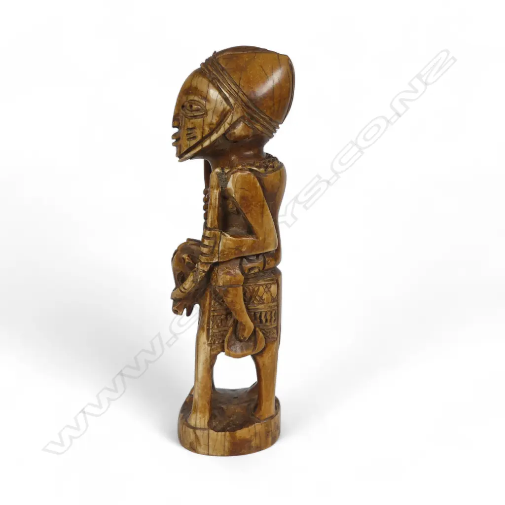 An early 20thC Nigerian carved ivory figure, Image 1++