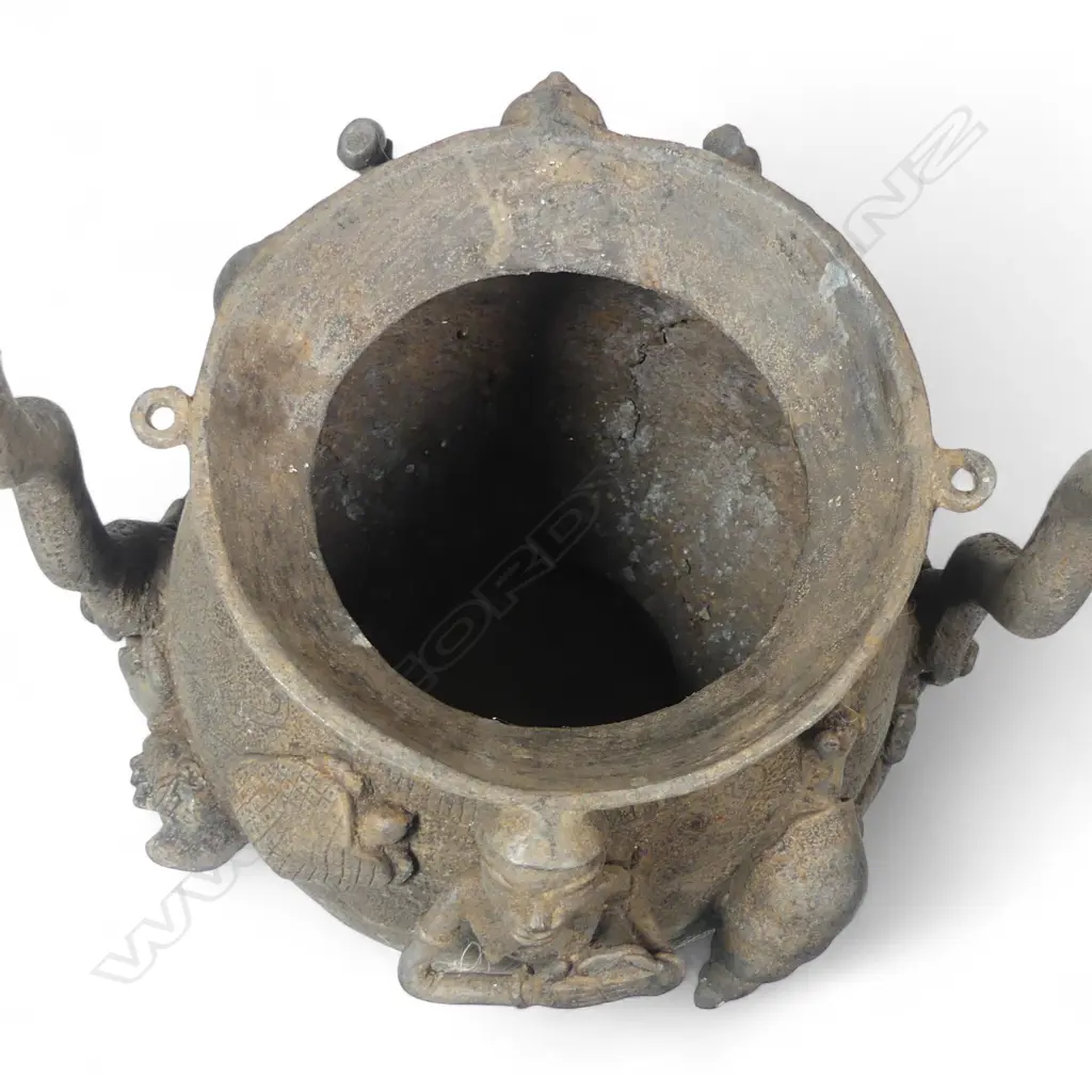 An early 20thC Bennin bronze ceremonial ewere, Image 1++