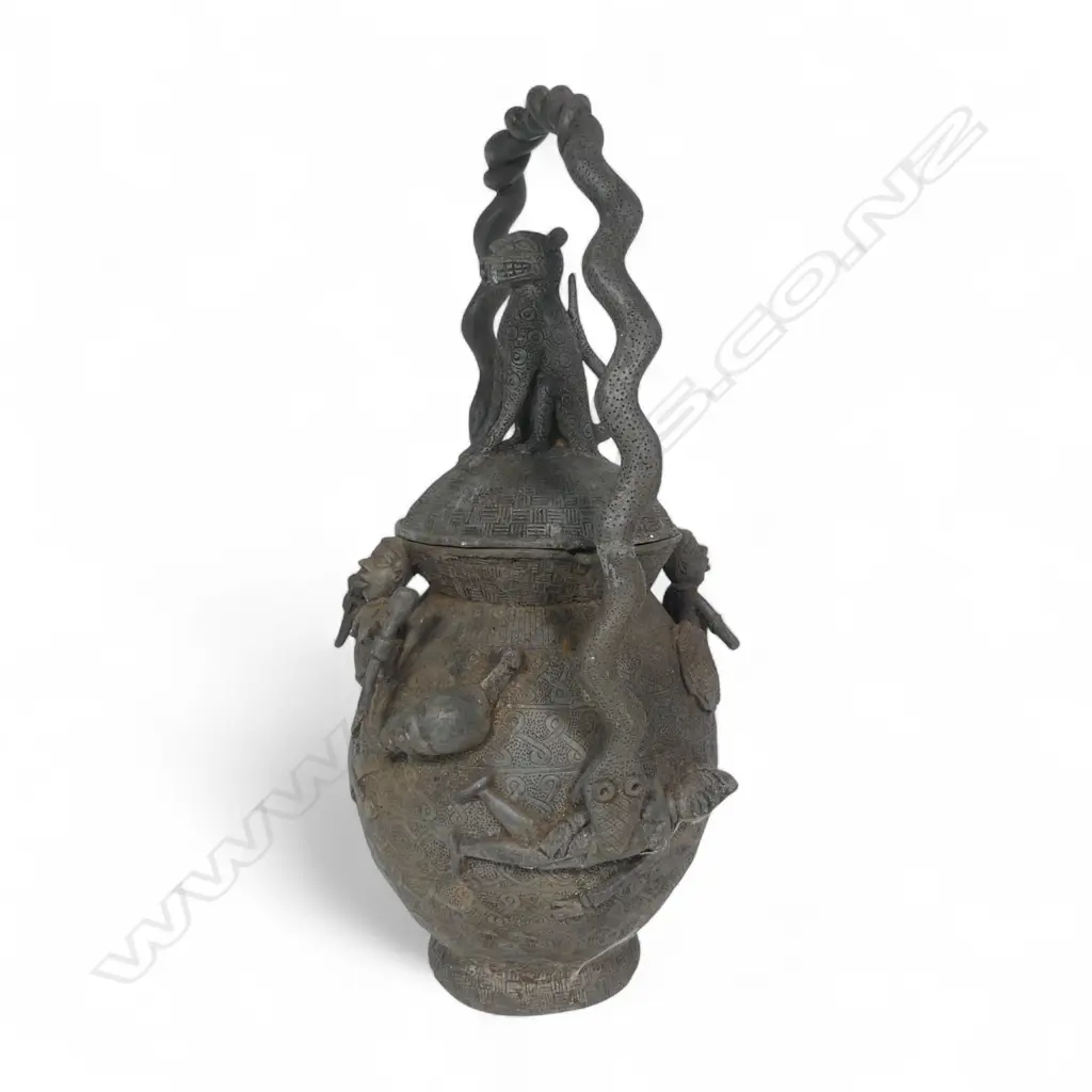 An early 20thC Bennin bronze ceremonial ewere, Image 1++