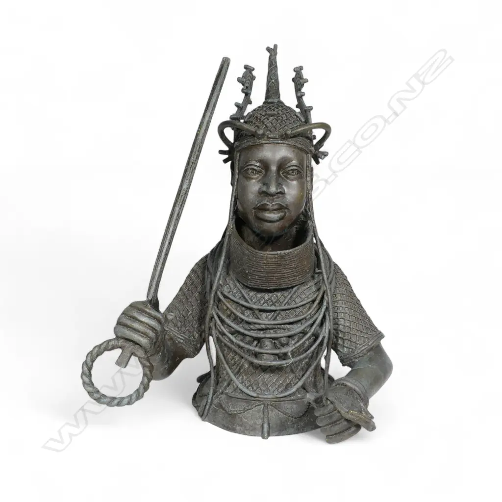 An impressive early 20thC Nigerian Benin bronze bust, Image 1++