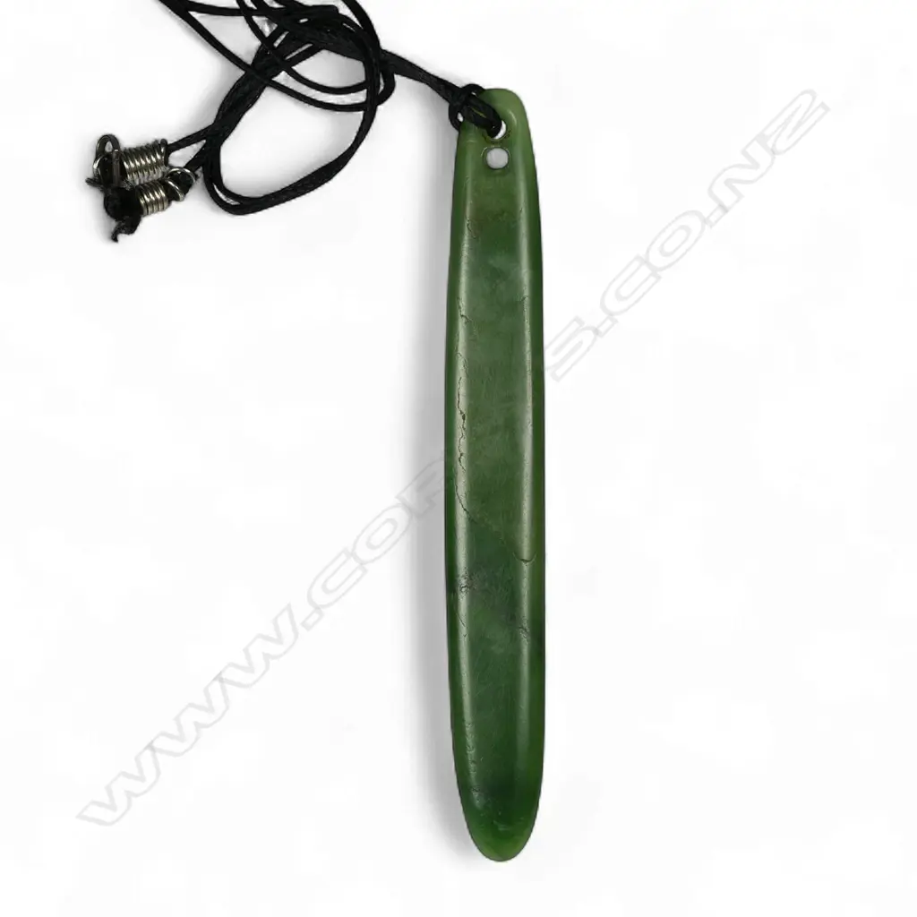 An old pounamu Kuru ear pendant, Image 1++
