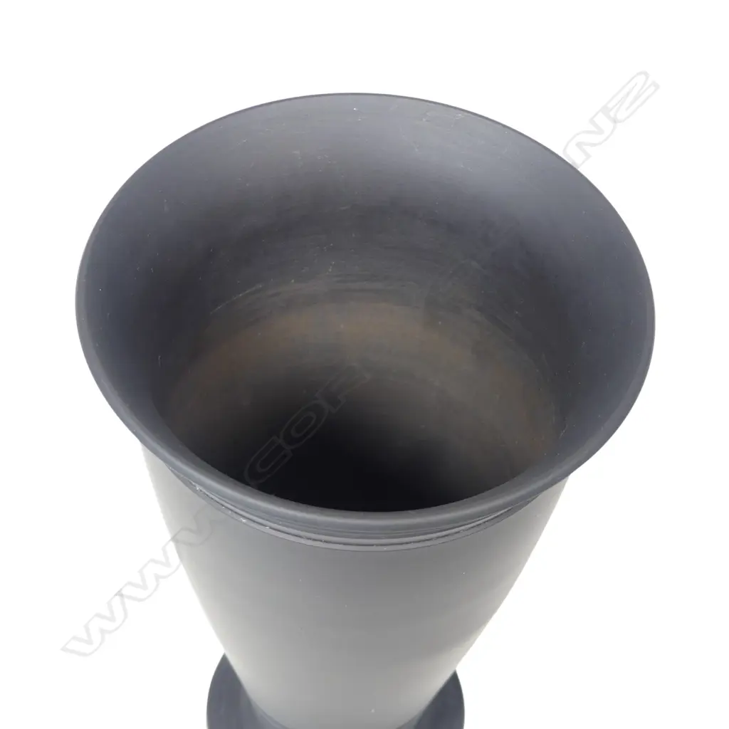 A 1933-38 Wedgwood Keith Murray black basalt trumpet vase, Image 1++