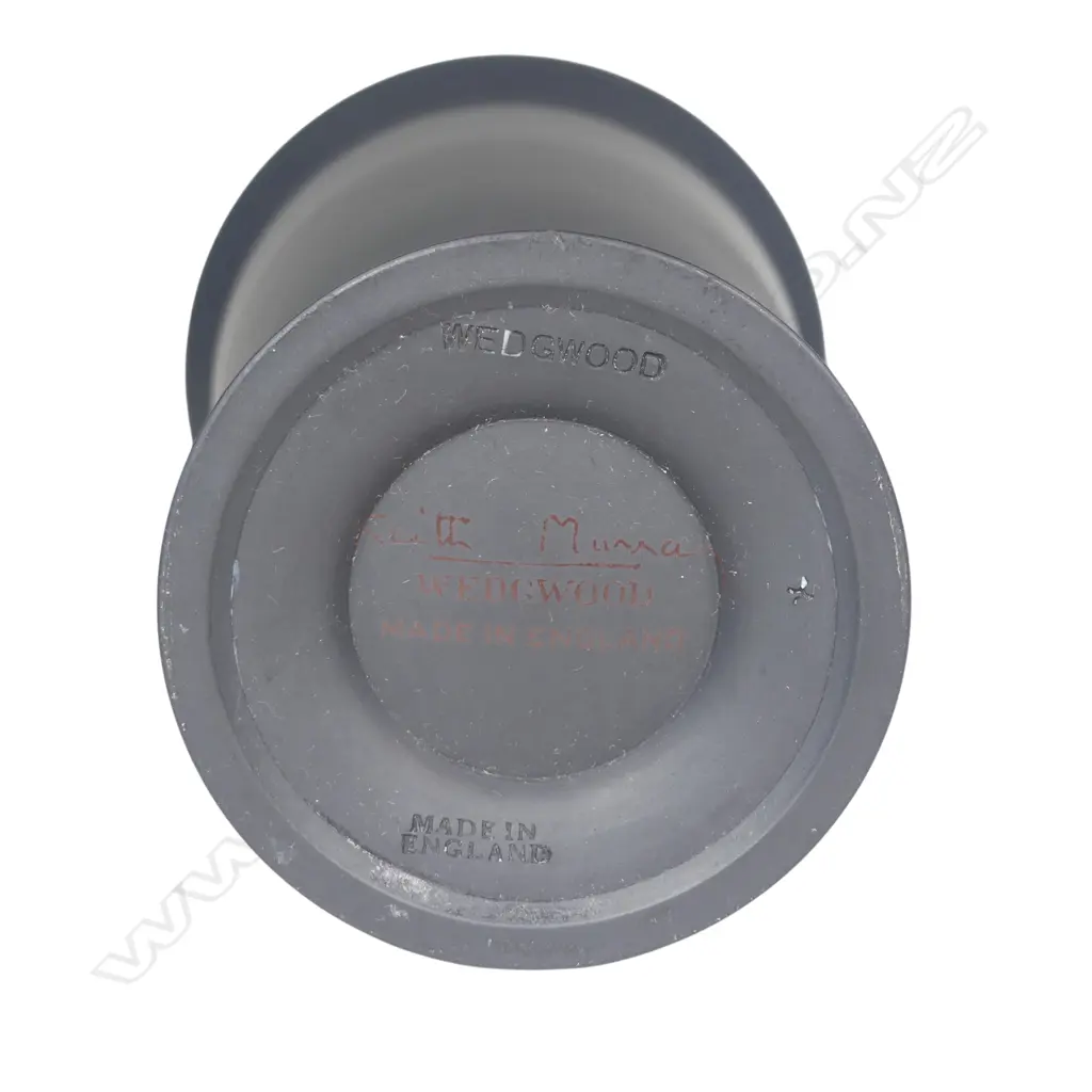 A 1933-38 Wedgwood Keith Murray black basalt trumpet vase, Image 1++