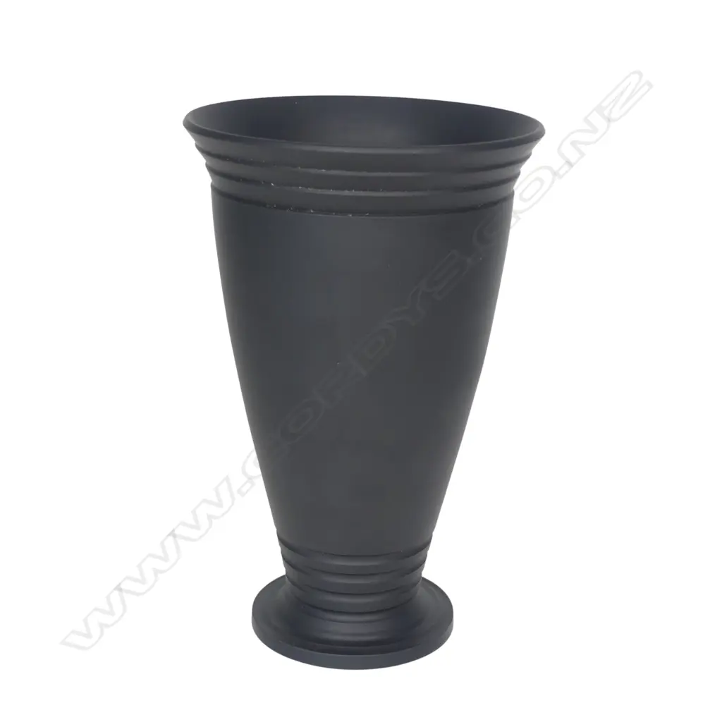 A 1933-38 Wedgwood Keith Murray black basalt trumpet vase, Image 1++