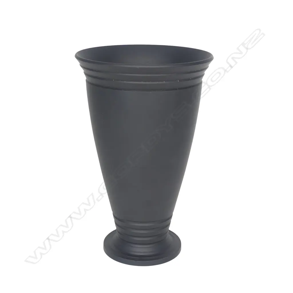 A 1933-38 Wedgwood Keith Murray black basalt trumpet vase, Image 1++