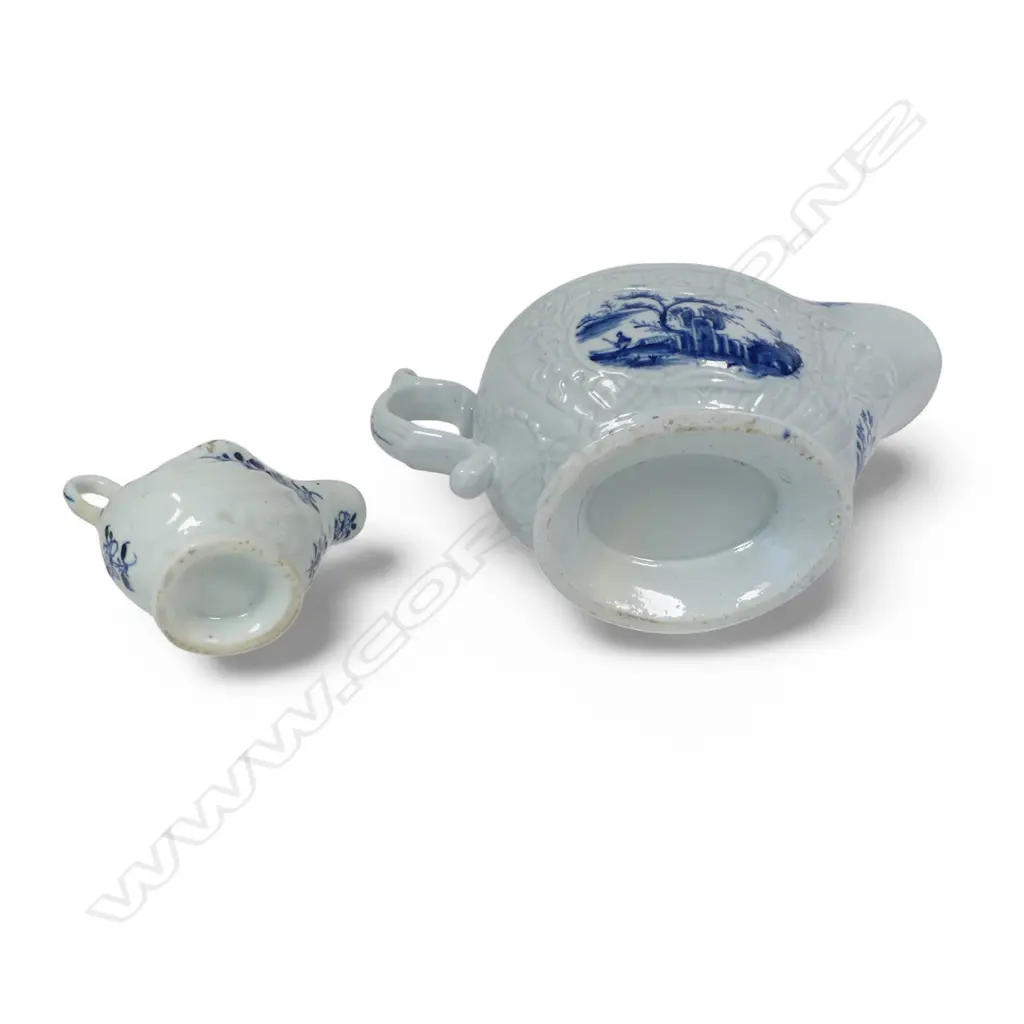 Two George III blue and white sauce jugs, Image 1++