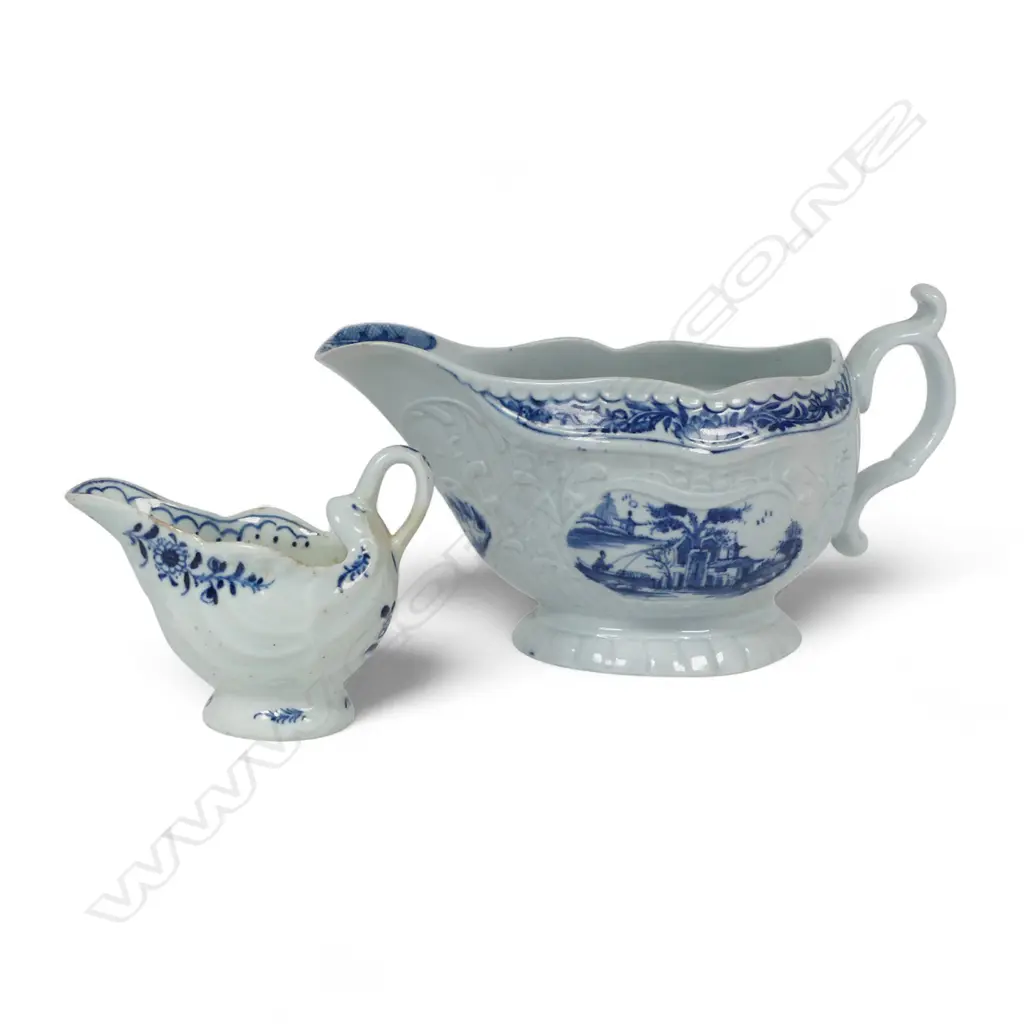Two George III blue and white sauce jugs, Image 1++