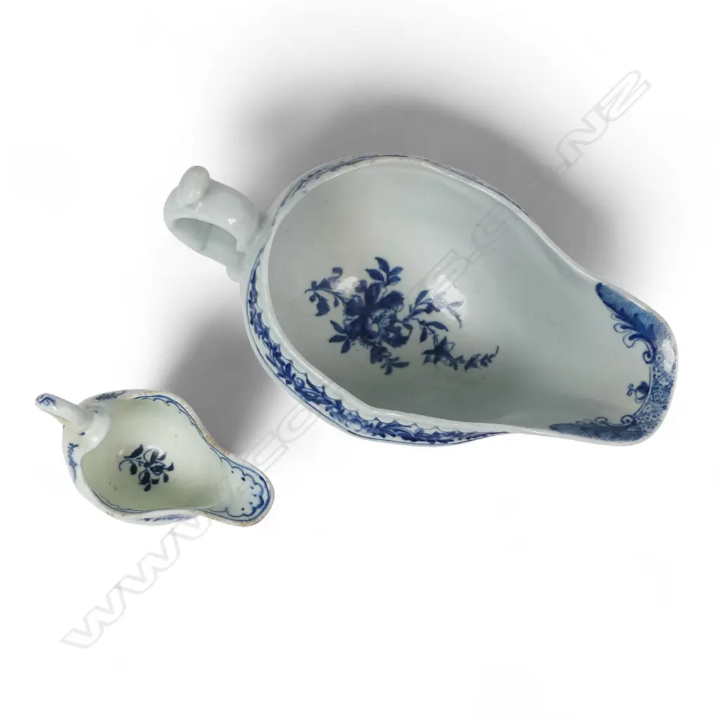 Two George III blue and white sauce jugs, Image 1++