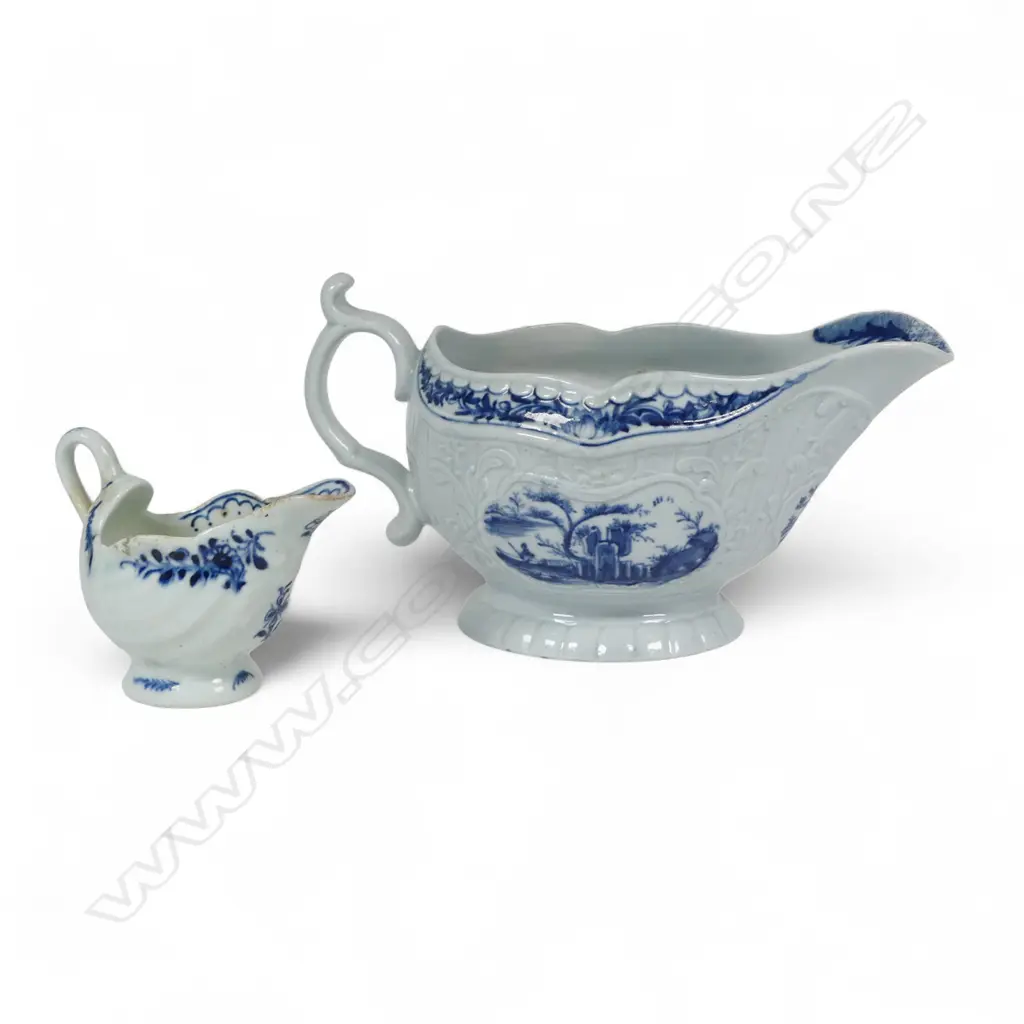 Two George III blue and white sauce jugs, Image 1++