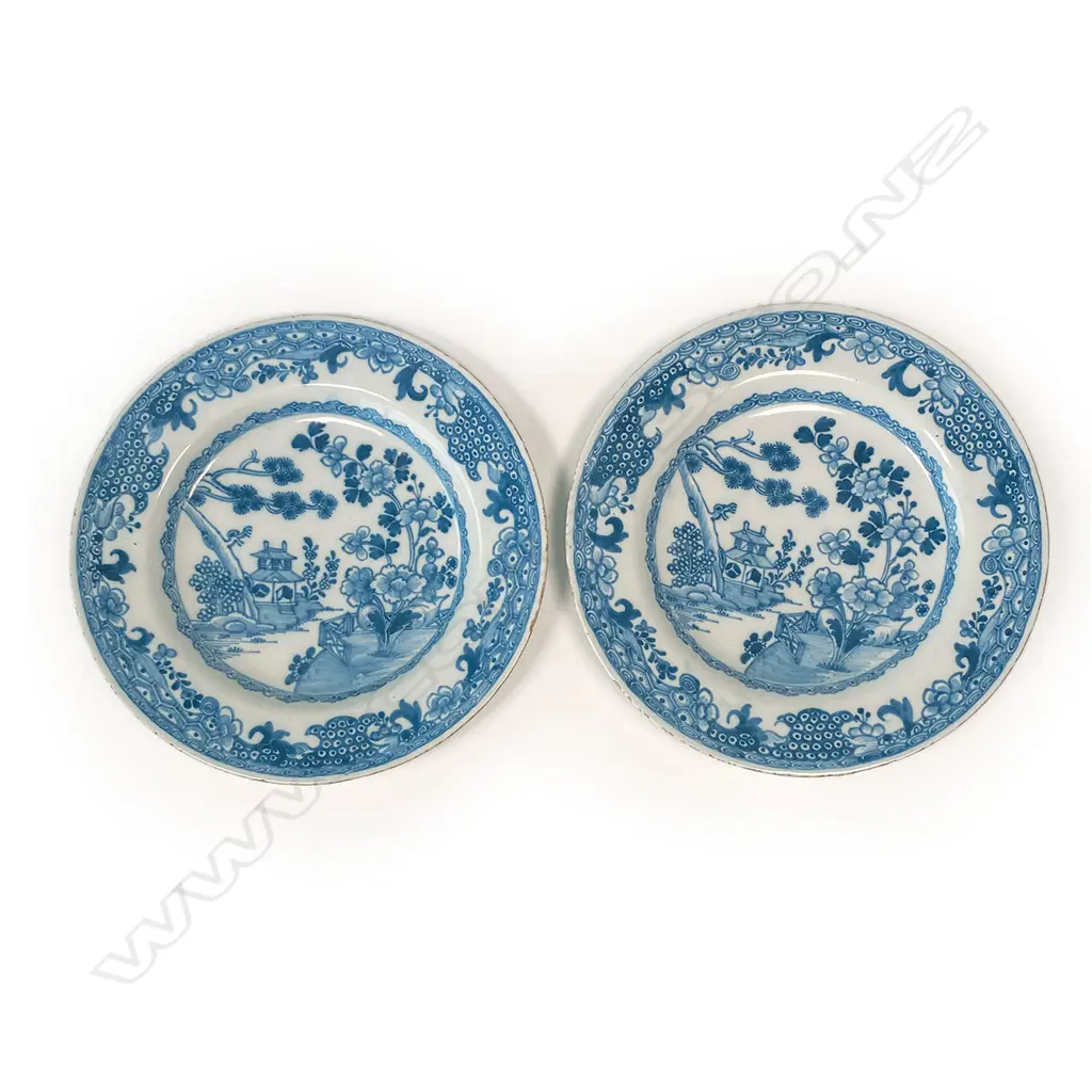 A pair of 18thC George III English delft blue and white plates, Image 1++