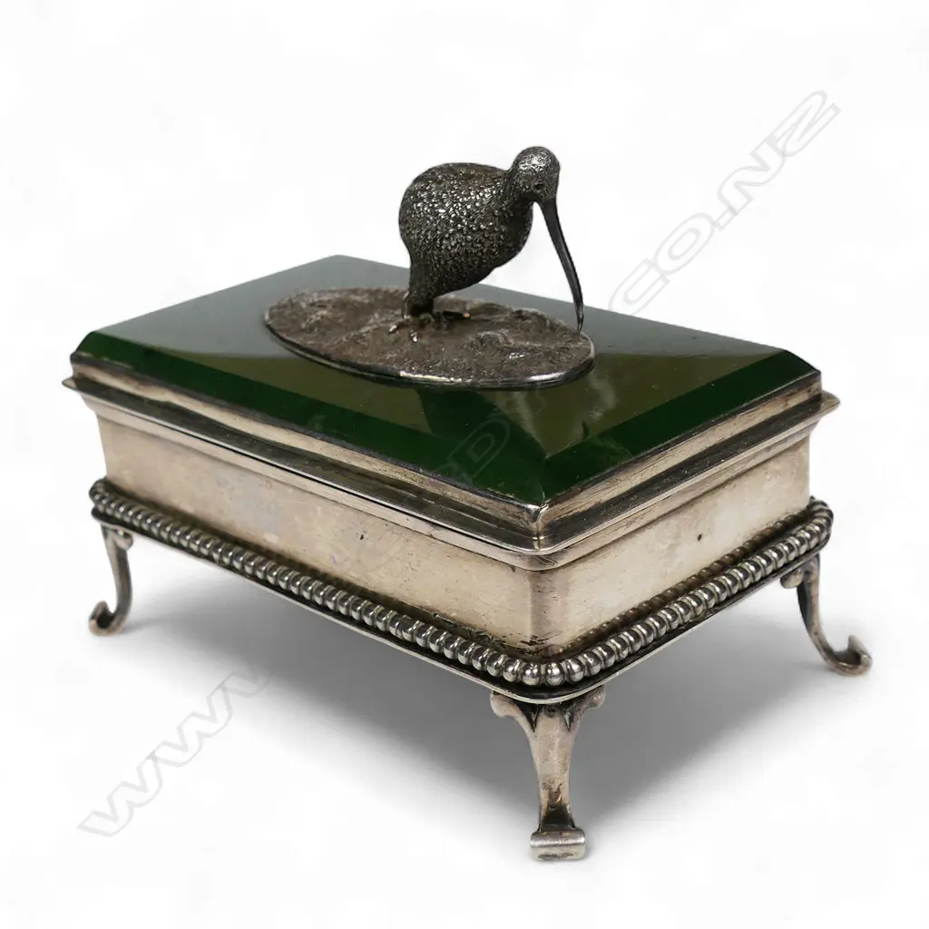 An early 20thC silver and greenstone trinket box, Image 1++