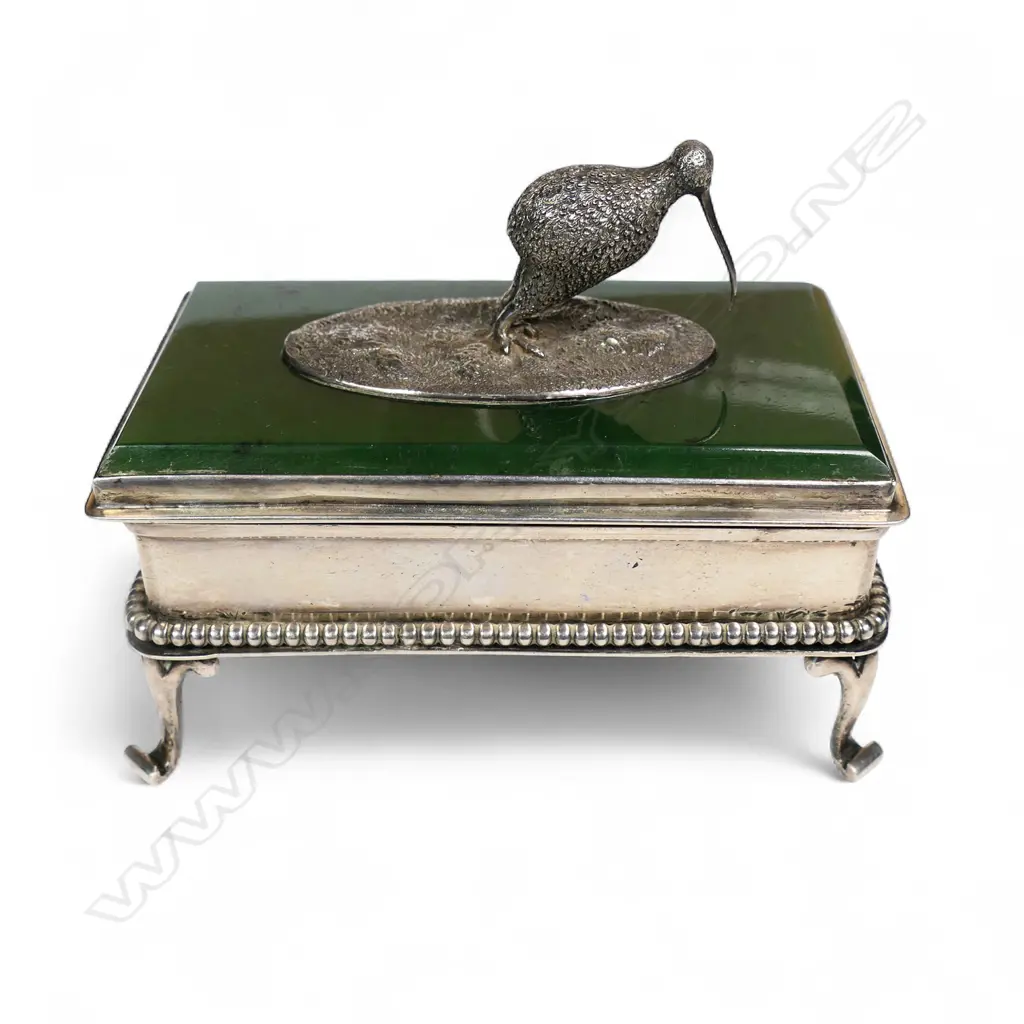 An early 20thC silver and greenstone trinket box, Image 1++