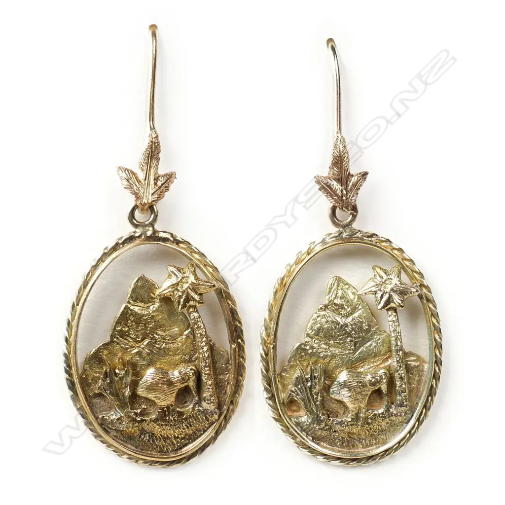 A.G. Bartlett 19thC Auckland native floral and fauna themed pair of gold earrings, Image 1++