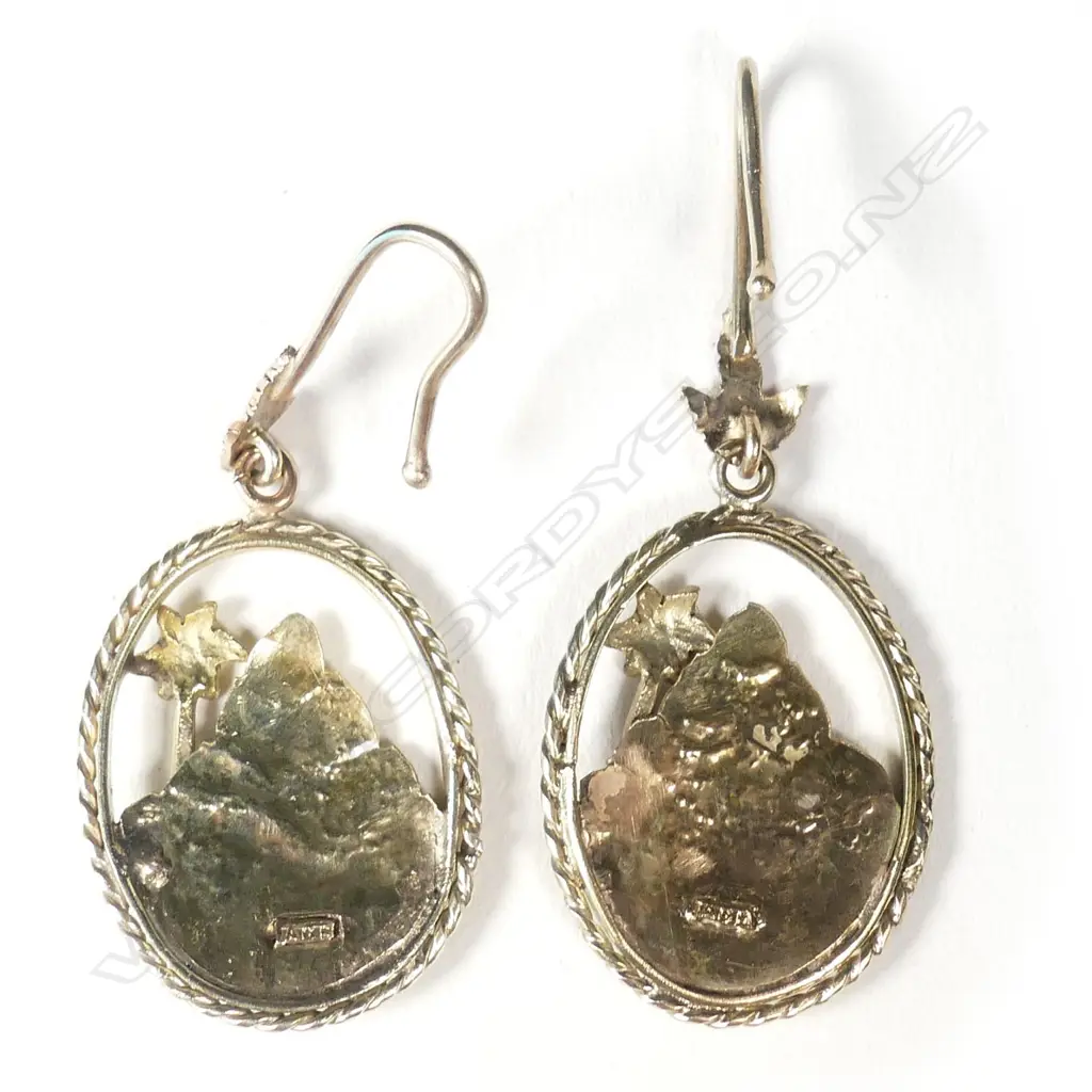A.G. Bartlett 19thC Auckland native floral and fauna themed pair of gold earrings, Image 1++