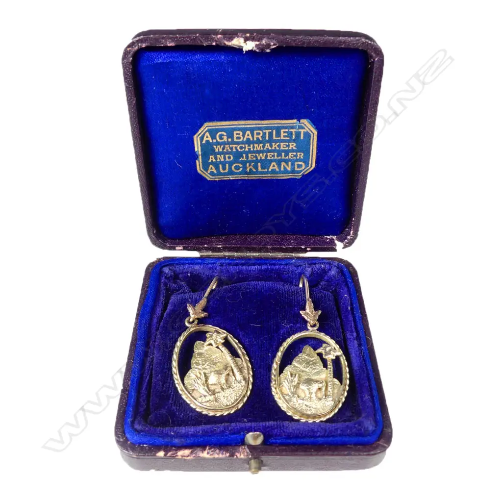 A.G. Bartlett 19thC Auckland native floral and fauna themed pair of gold earrings, Image 1++