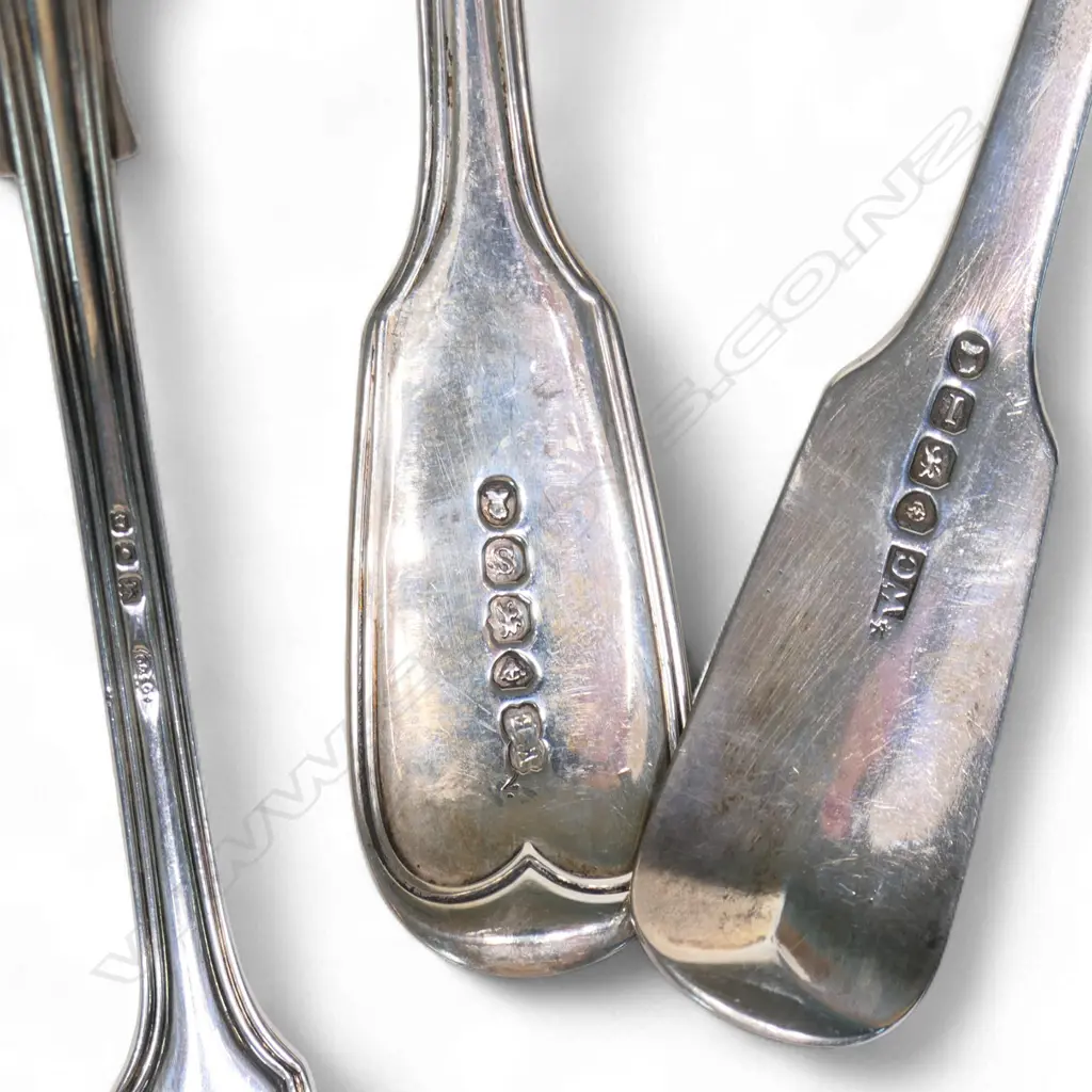 Three silver fiddle & thread sauce ladles, Image 1++