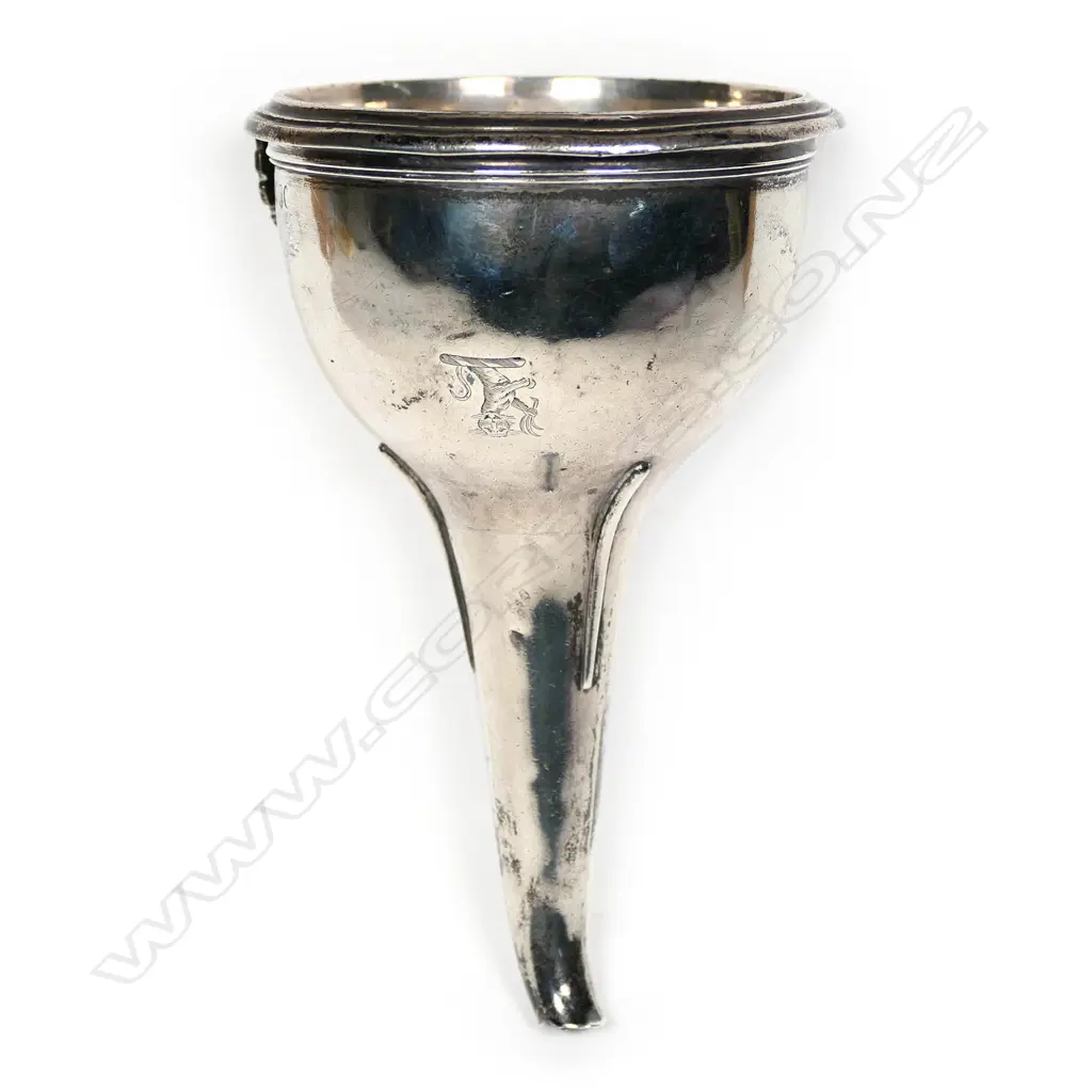 A William IV silver crested wine funnel, Image 1++