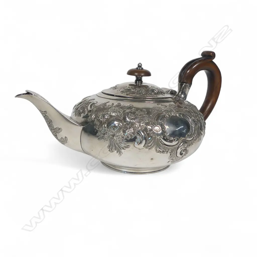George IV silver embossed teapot, Image 1++