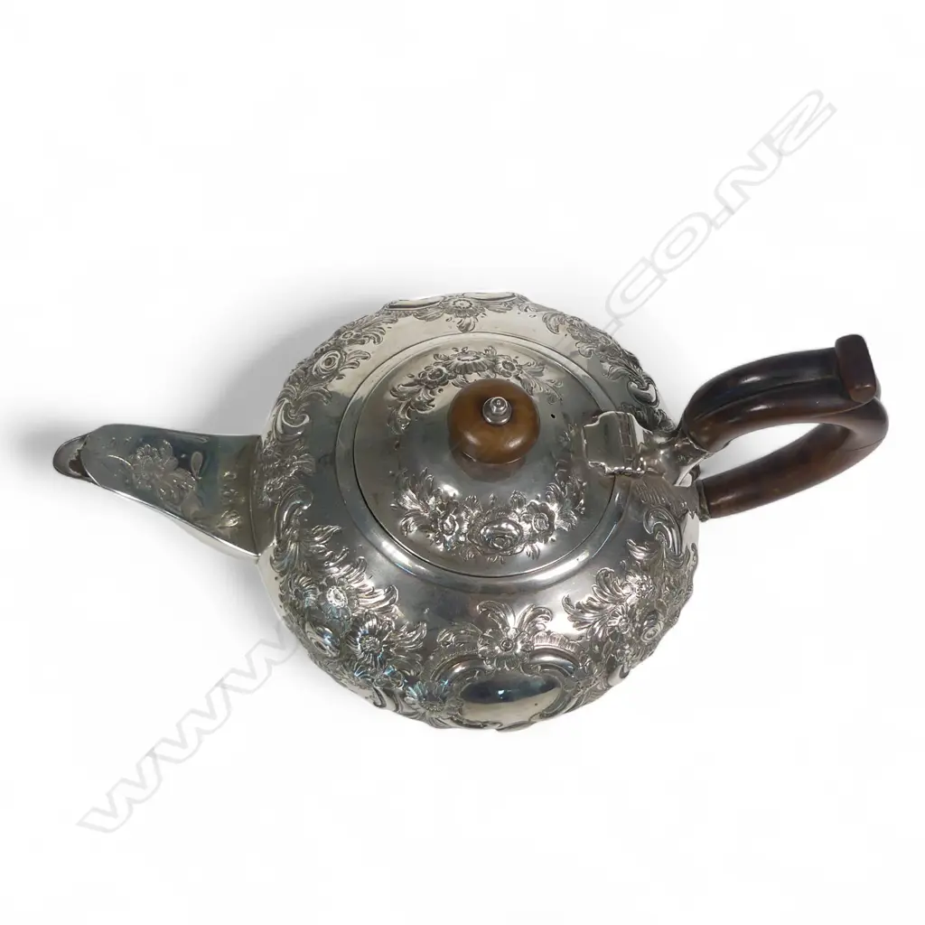 George IV silver embossed teapot, Image 1++